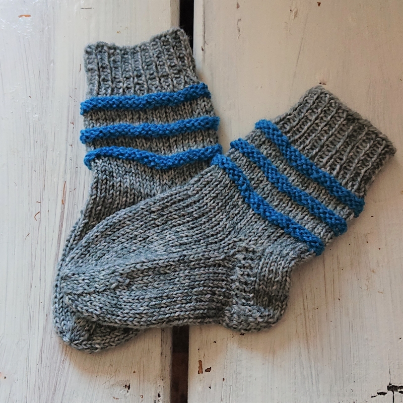  - Gestrickte Socken für Babys in grau blau, Stricksocken gestreift, Kuschelsocken, Gr. 16/17, handgestrickt von la piccola Antonella