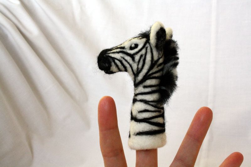  - Zebra Zarah - handgefilzte Fingerpuppe