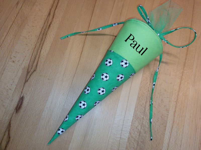  - Mini Schultüte mit Namen, Vorschultüte, Zuckertüte - Fußball / Fußbälle grün personalisierbar