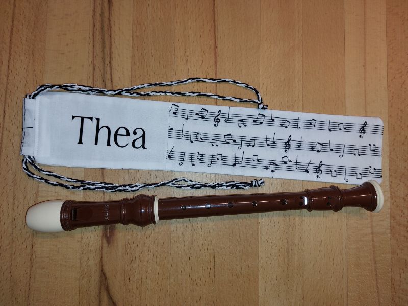 Flötentasche mit Namen, Flötenbeutel - Musiknoten liniert  (mit optionalen Zubehörfach / Fütterung / Halskordel)