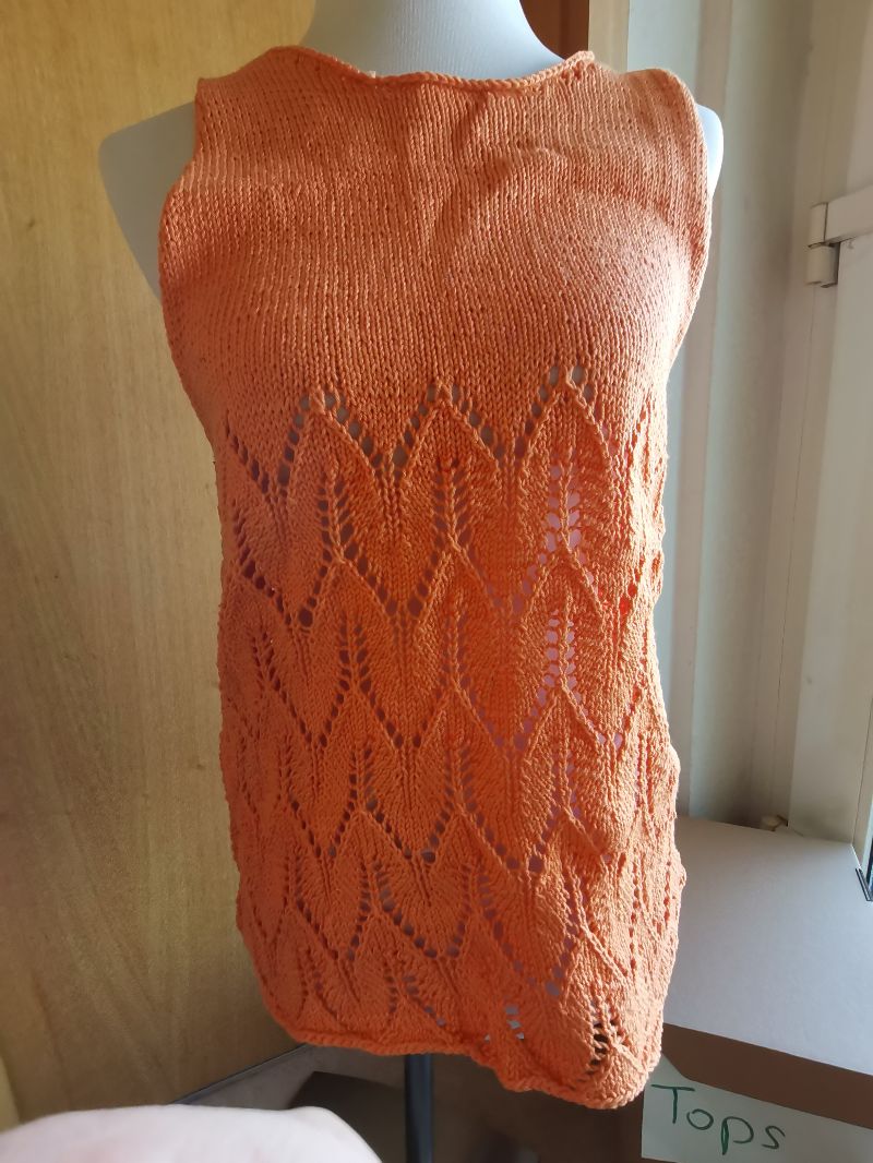  - Damentop aus orangener Baumwolle mit Lochmuster in Grösse M/L