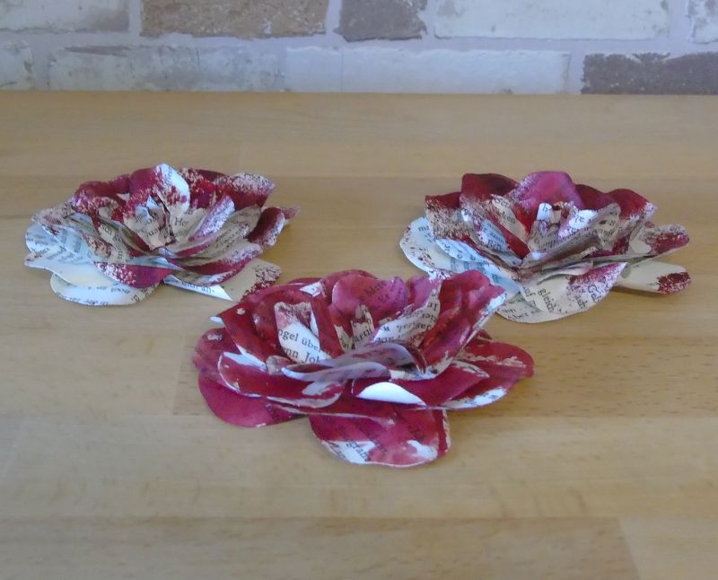  - Papierblumen – Set mit 3 dunkelroten Papierblüten aus alten Buchseiten // Tischdeko // Blumendeko // Dekoration