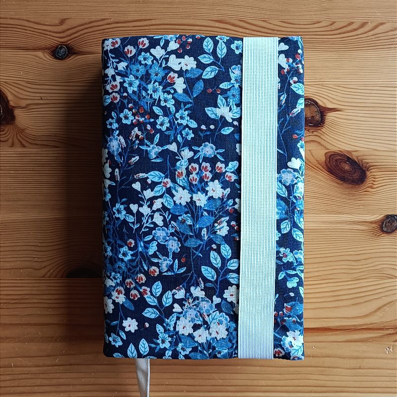  - verstellbare und wendbare Buchhülle, Lesezeichenband, für Taschenbücher max. 19,5cm hoch, aus Stoffresten, blau