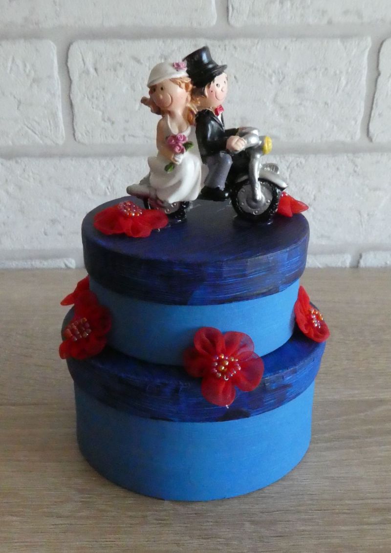  - Geldgeschenkverpackung zweistöckige Torte mit Brautpaar auf dem Motorrad und Verzierungen (blau/rot)