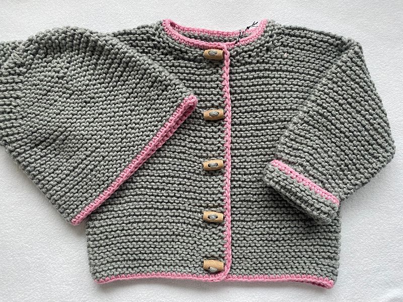  - Gr.62/68 Babyjacke mit passendem Mützchen in grau mit rosa Rand aus reiner Baumwolle kraus rechts handgestrickt