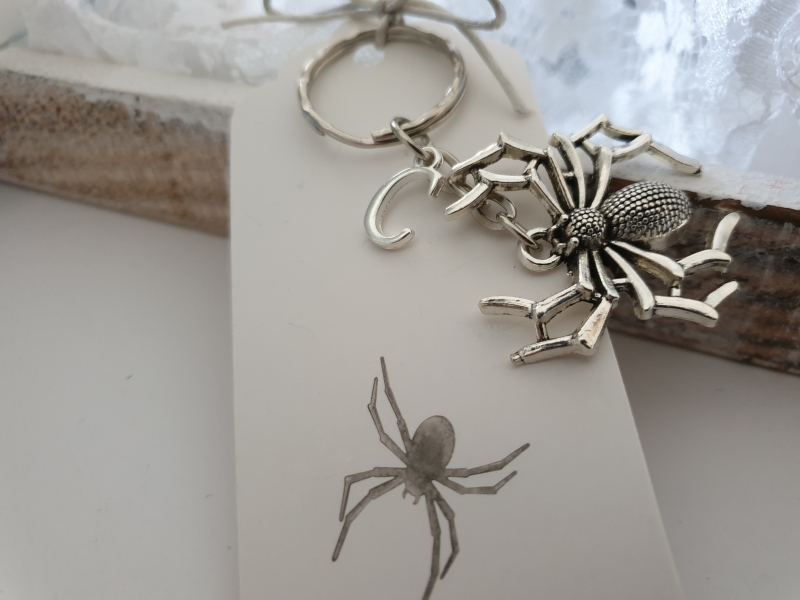  - Spinne Schlüsselanhänger mit Buchstaben personalisierbar Geschenk Frauen Männer Gothic Halloween