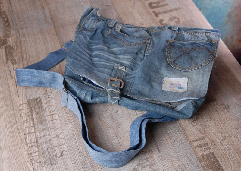  - Upcycling ★ blaue Jeans HosenTasche mit Überschlag ★ Unikat