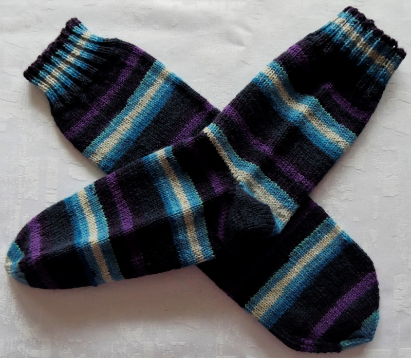  - handgestrickte Socken Gr. 36/37 in blau/lila gestreift