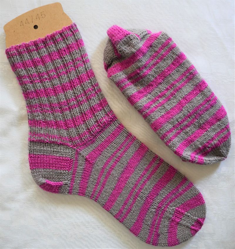  - handgestrickte Socken Gr. 44/45 in rosa-grau-gestreift