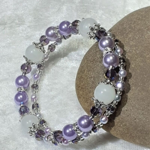 Armreifen, Armband in Geschenkverpackung Perlenmix in violett und silberfarben, handgearbeitet * Mode-Schmuck