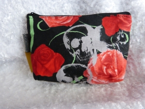 Kleine Kosmetiktasche aus Baumwollstoff  schwarzer Stoff mit roten Rosen und Totenkopf
