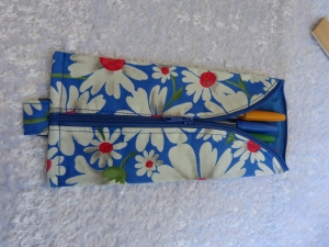 3-Eck-Täschchen Stiftemäppchen  Baumwollstoff blau mit weißen Margeriten