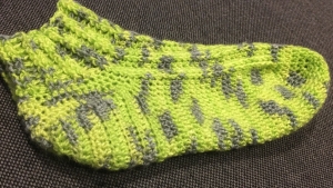 Socken mit Rippenmuster in grün meliert gehäkelt Gr. 38/39