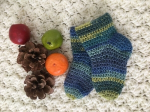 Baby-Socken gehäkelt in der Größe 6 bis 9 Monate