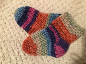 Baby - Socken gehäkelt in der  Größe 6 bis  9 Monate