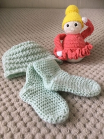 Babymütze und die passenden Socken dazu aus Merinowolle