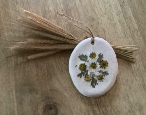 Kleines Bild aus Salzteig mit echten gepressten Blüten - Gänseblümchen -