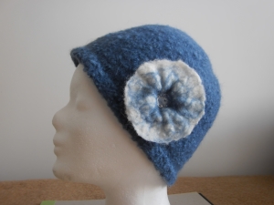 Blaue Mütze mit Blume