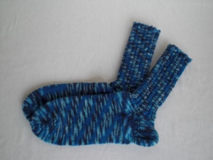 handgestrickte warme Socken in Gr. 34/35, blau gemustert kaufen 