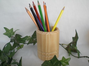 Stiftebecher aus Holz, gedrechselt incl. 12 Buntstiften, Handarbeit kaufen