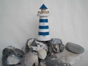 kleiner gedrechselter Holz-Leuchtturm in blau und weiß, 9 cm, maritime Deko kaufen 