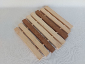 Kleiner Holz-Topfuntersetzer, in Handarbeit hergestellt aus zwei versch. Holzarten, praktisch und formschön