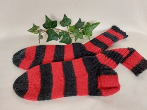 handgestrickte warme Socken in Gr. 38/39, schwarz und rot gestreift kaufen