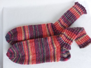 handgestrickte warme Socken in Gr. 38/39, rot/beige/braun gestreift kaufen    