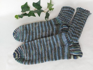 handgestrickte weiche Socken in Gr. 42/43 dezent geringelt, kaufen  