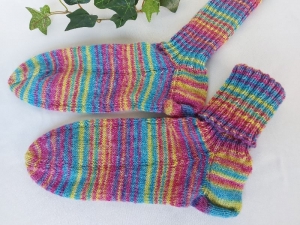 handgestrickte warme Socken in Gr. 44/45, Regenbogen, kaufen     