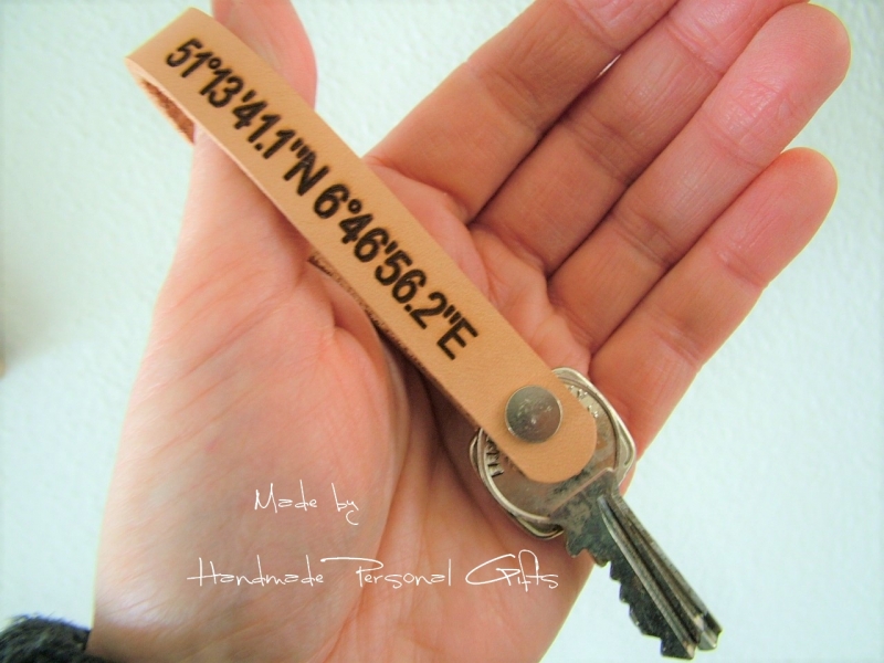 - Schlüsselanhänger aus Leder, Vollständig anpassbar mit Koordinaten, Namen oder kleinen Text 