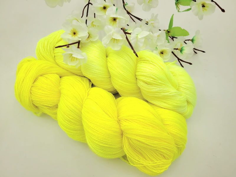  - Handgefärbte Wolle Regenbogen Gelb Pastell 100g/800m Lace Merino/Bambus superfine 
