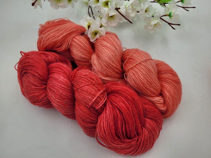  - Handgefärbte Wolle Regenbogen Rot Pastell 100g/800m Lace Merino/Bambus superfine 