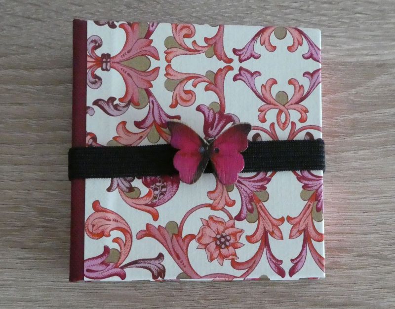  - Hangefertigtes Haftnotizzettelbüchlein aus Papier und Buchleinen - Ornamente, Schmetterling (rosa, pink, weiß, gold, rot)