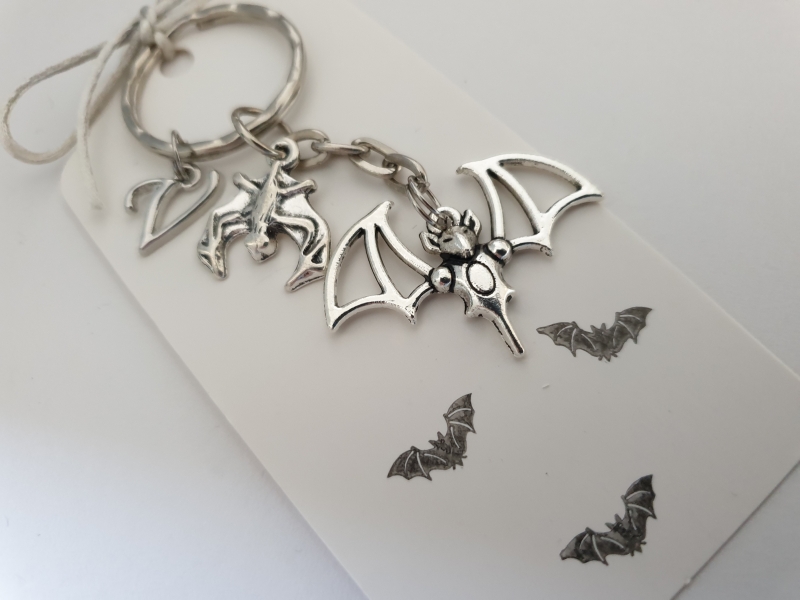  - Fledermaus Schlüsselanhänger mit Buchstaben Anhänger personalisierbar Geschenk Frauen Männer Gothic Halloween 