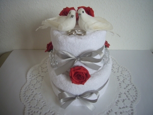 Hochzeitsgeschenk Tauben rote Rosen Handtuchtorte