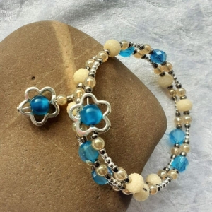 Perlen-Armreifen Armband in blau und beige in Geschenkverpackung Perlen, handgearbeitet * Mode-Schmuck