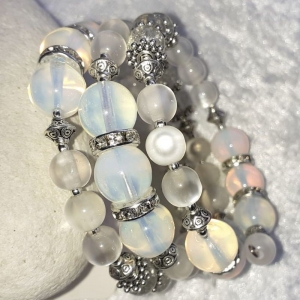 Perlen-Armreifen in Geschenkschachtel, diverse Glasperlen in weiß und Kristall, handgearbeitet