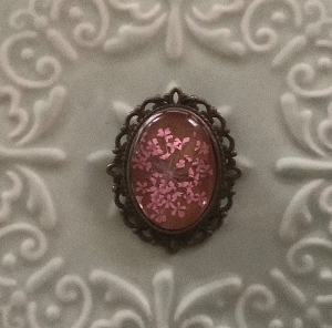 Große Brosche, Anstecknadel mit echter Blüte -  rosa Doldenblüte -