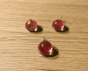 Glaskugelanhänger-Set für 1 Paar Ohrringe und 1 Kette - Echte gepresste weinrote Doldenblüte -