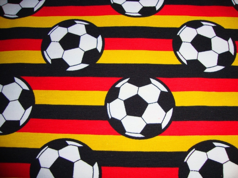  - Baumwolljersey Fußbälle gestreift Deutschlandfarben gelb rot schwarz kaufen Meterware Jersey Fußball
