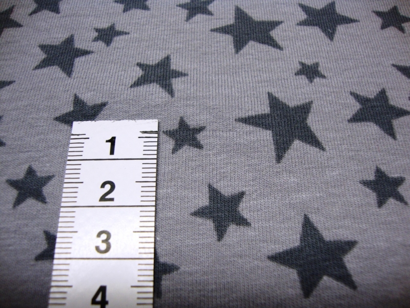  - Baumwollersey grau Sterne auf hellgrauen Untergrund kaufen Meterware Jersey Sternenstoff