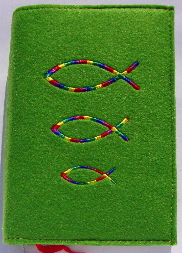  - Gotteslobhülle Einband handgefertigt aus 3mm Filz mit bunten Fischen hellgrün kaufen Kommunion Geschenke
