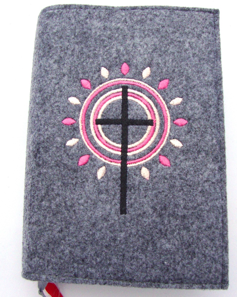  - Gotteslobhülle Einband handgefertigt aus 3mm Filz graumeliert mit Strahlen, Kreisen und Kreuz kaufen Kommunion Geschenke