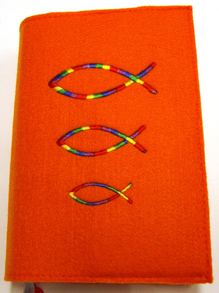  - Gotteslobhülle Einband handgemacht orange aus 3mm Filz mit Regenbogen Fische kaufen