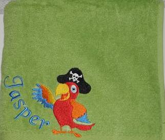  - Handtuch bestickt mit Piratenpapagei und Namen, personalisiert von Dieda