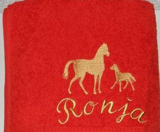  - Handtuch bestickt mit Namen und Pferden, personalisiert, rot, bunt, Pferd, Stute und Fohlen, von Dieda