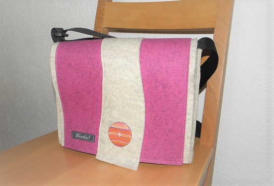  - Schicke Tasche mit der Wechselklappe, rosa und hellmeliert, mit Fimoknopf, Umhängetasche, wandelbar, aus Wollfilz, handgemacht von Dieda! kaufen