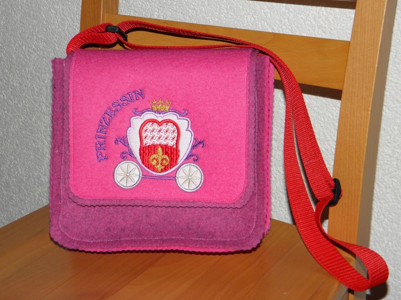  - Prinzessinenkutsche, Kindergartentasche, Kindertasche aus rosa Wollfilz, handgemacht von Dieda