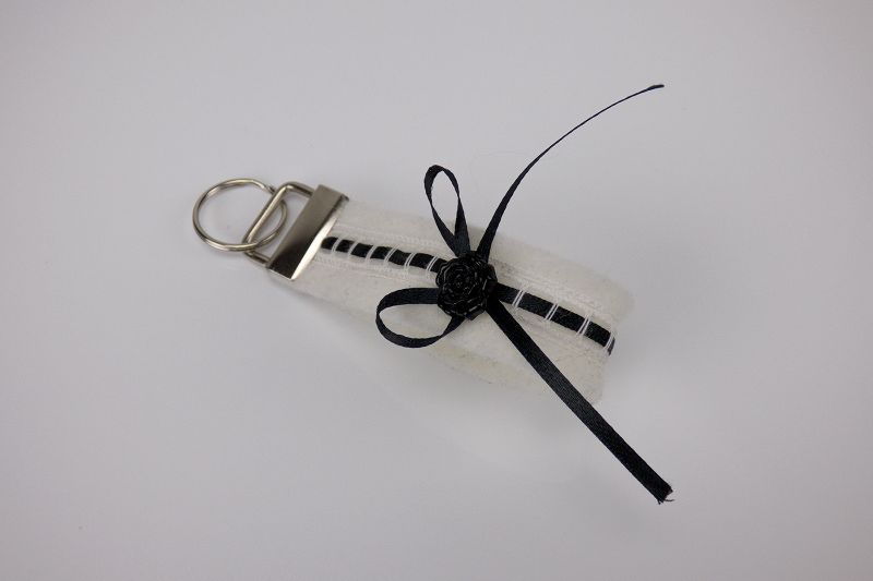 - Schlüsselanhänger ♥Strumpfband♥ weißer Filz mit schwarzem Satinband  - ein Strumpfband zum Glück 